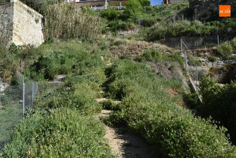 Foto 6 - Mesas reservadas y carteles listos por si alguien se anima a ba&ntilde;arse en la matinal del Lunes de Aguas