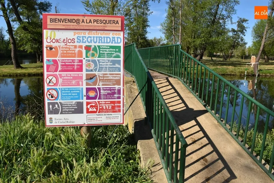 Foto 8 - Mesas reservadas y carteles listos por si alguien se anima a ba&ntilde;arse en la matinal del Lunes de Aguas