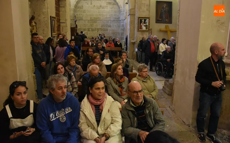 Foto 2 - Respetuosa ronda de reverencias al Cristo del Silencio