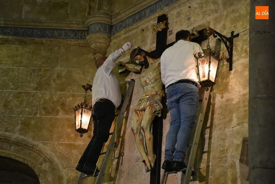 Foto 3 - Respetuosa ronda de reverencias al Cristo del Silencio
