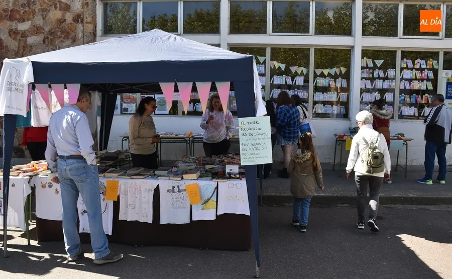 Foto 2 - El IES Tierra debuta en la Feria del Libro con un mercadillo con fines solidarios