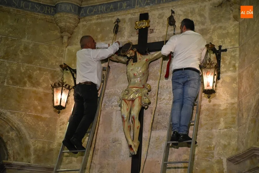 Foto 4 - Respetuosa ronda de reverencias al Cristo del Silencio