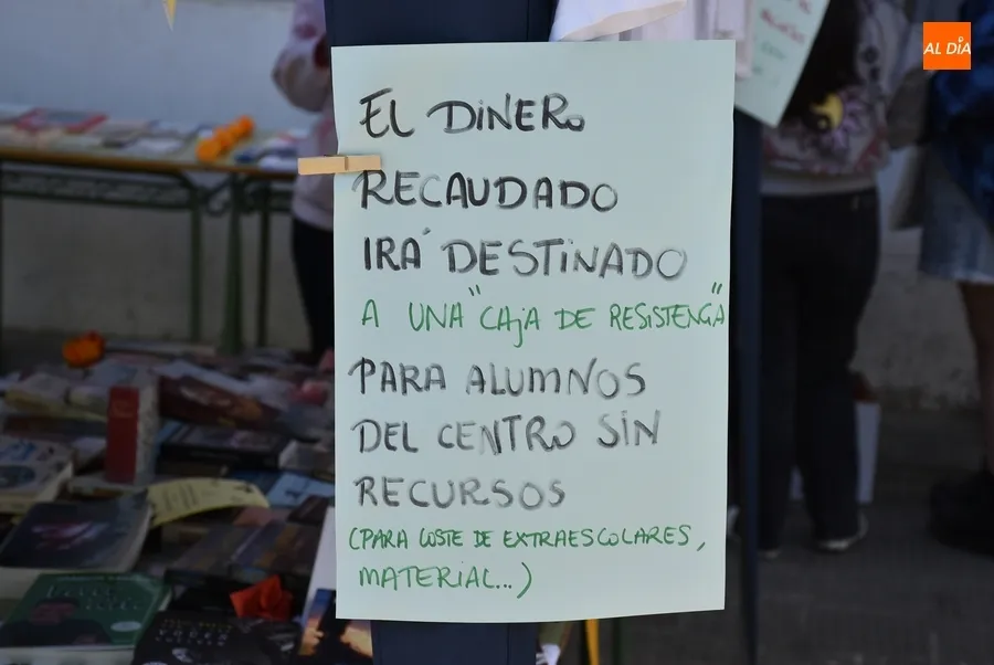 Foto 3 - El IES Tierra debuta en la Feria del Libro con un mercadillo con fines solidarios