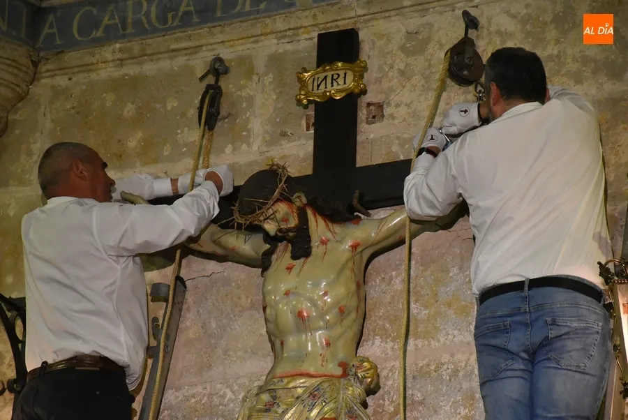 Foto 5 - Respetuosa ronda de reverencias al Cristo del Silencio