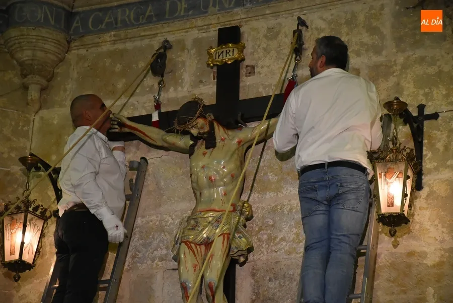 Foto 6 - Respetuosa ronda de reverencias al Cristo del Silencio