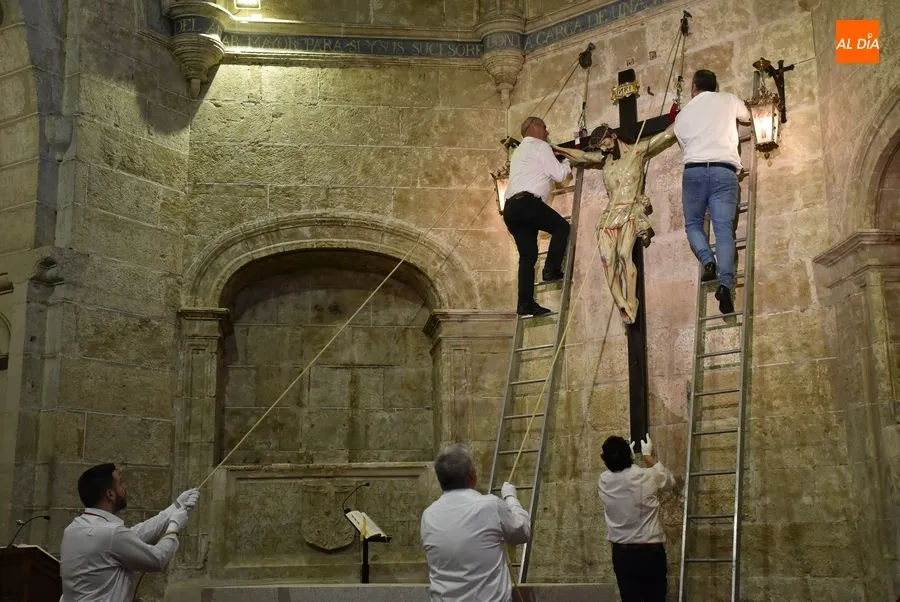 Foto 7 - Respetuosa ronda de reverencias al Cristo del Silencio