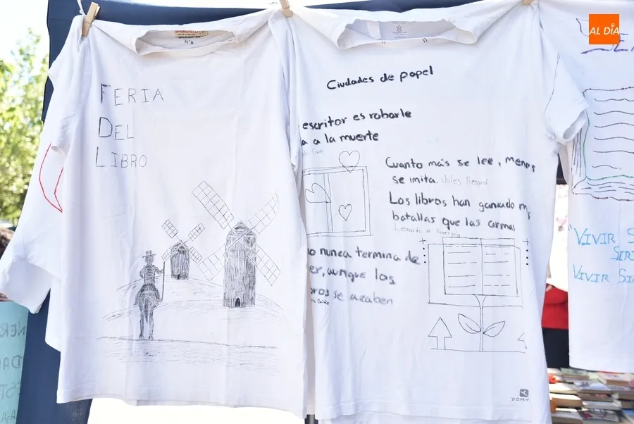 Foto 4 - El IES Tierra debuta en la Feria del Libro con un mercadillo con fines solidarios