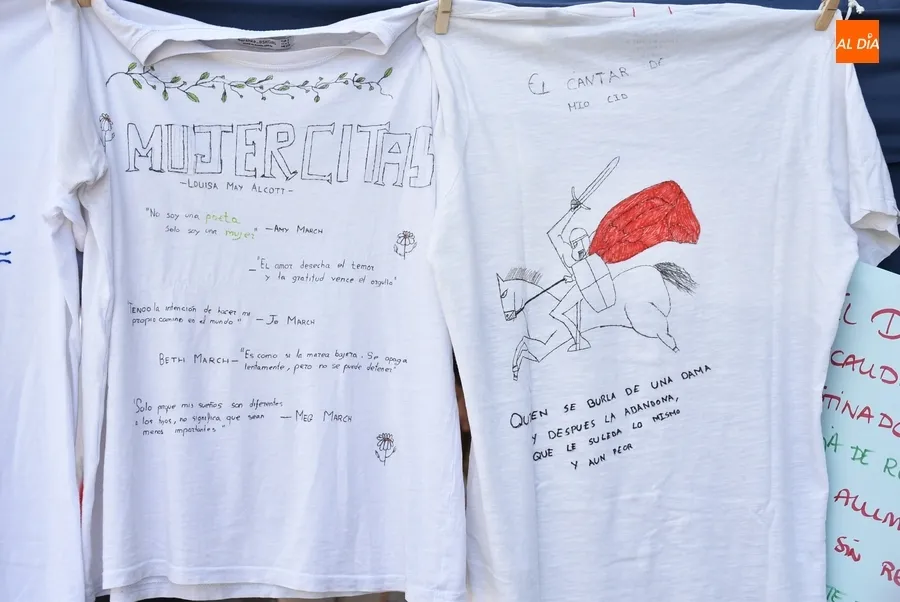 Foto 5 - El IES Tierra debuta en la Feria del Libro con un mercadillo con fines solidarios
