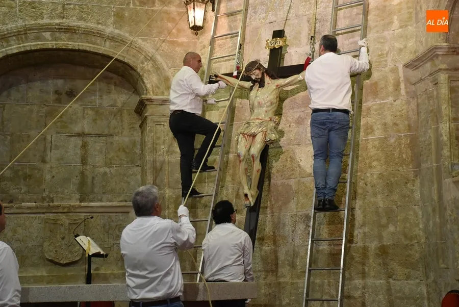 Foto 8 - Respetuosa ronda de reverencias al Cristo del Silencio