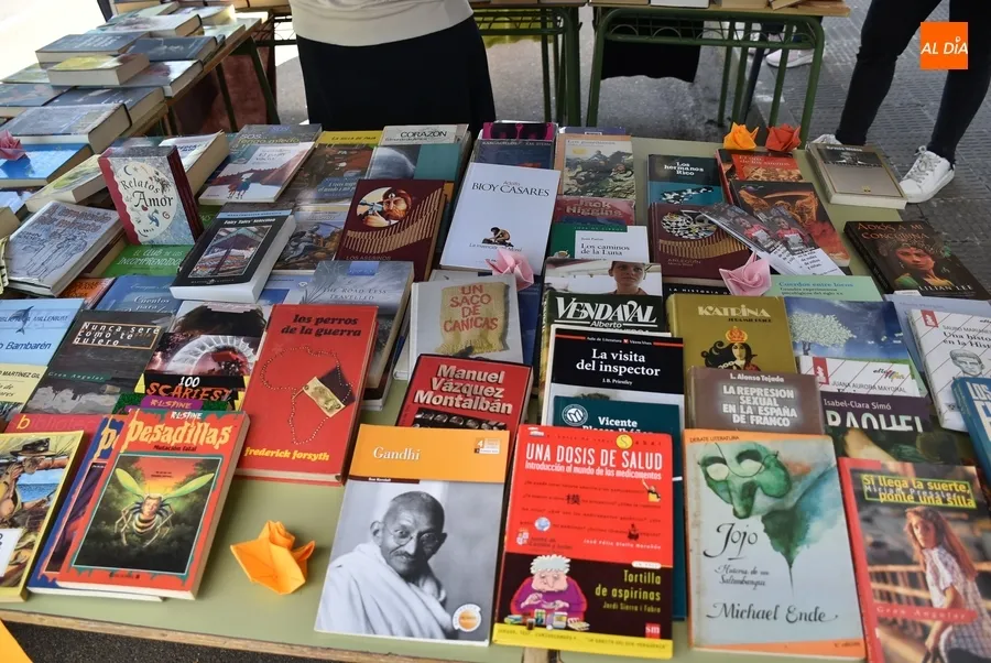 Foto 6 - El IES Tierra debuta en la Feria del Libro con un mercadillo con fines solidarios