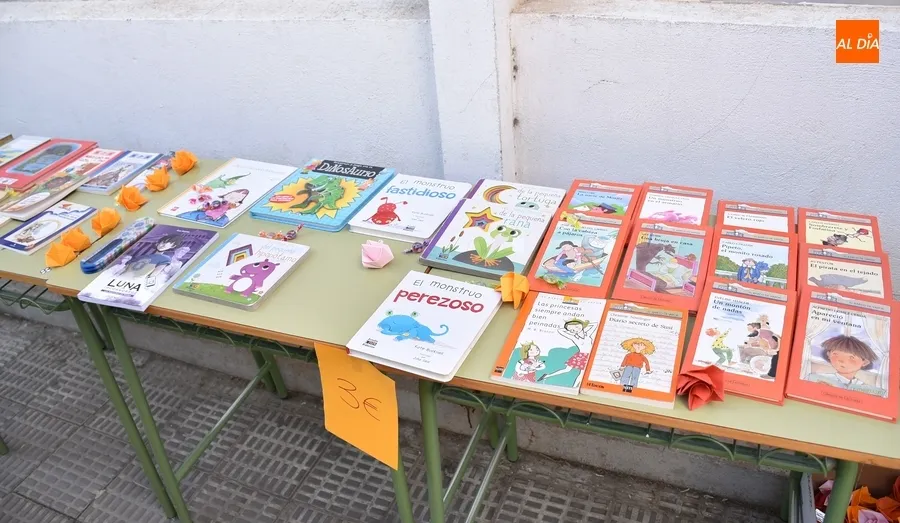 Foto 7 - El IES Tierra debuta en la Feria del Libro con un mercadillo con fines solidarios