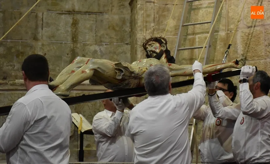 Foto 9 - Respetuosa ronda de reverencias al Cristo del Silencio