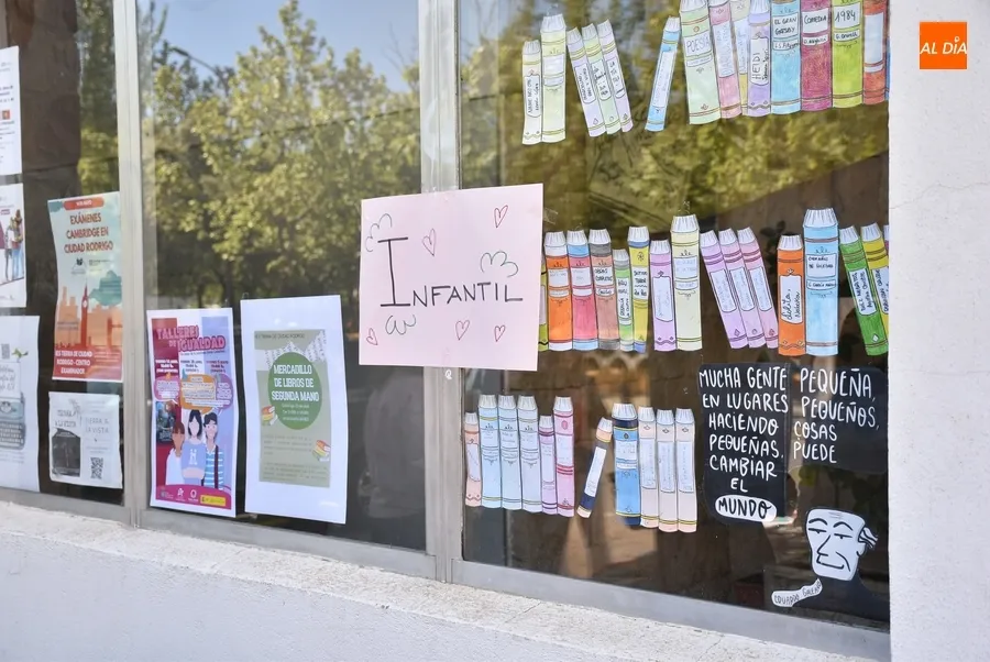 Foto 8 - El IES Tierra debuta en la Feria del Libro con un mercadillo con fines solidarios