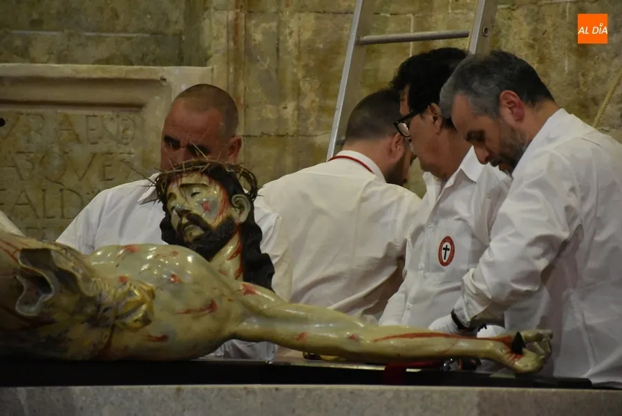 Foto 10 - Respetuosa ronda de reverencias al Cristo del Silencio