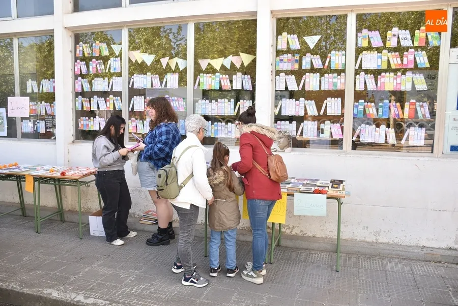 Foto 9 - El IES Tierra debuta en la Feria del Libro con un mercadillo con fines solidarios