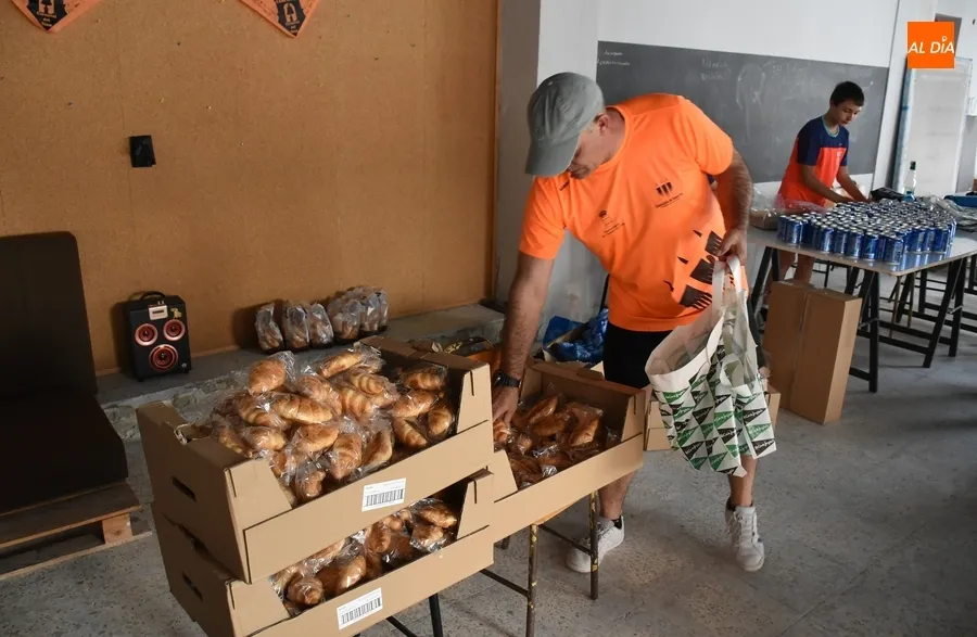 Foto 4 - La organizaci&oacute;n de la Media Marat&oacute;n prepara cerca de 500 bolsas del corredor