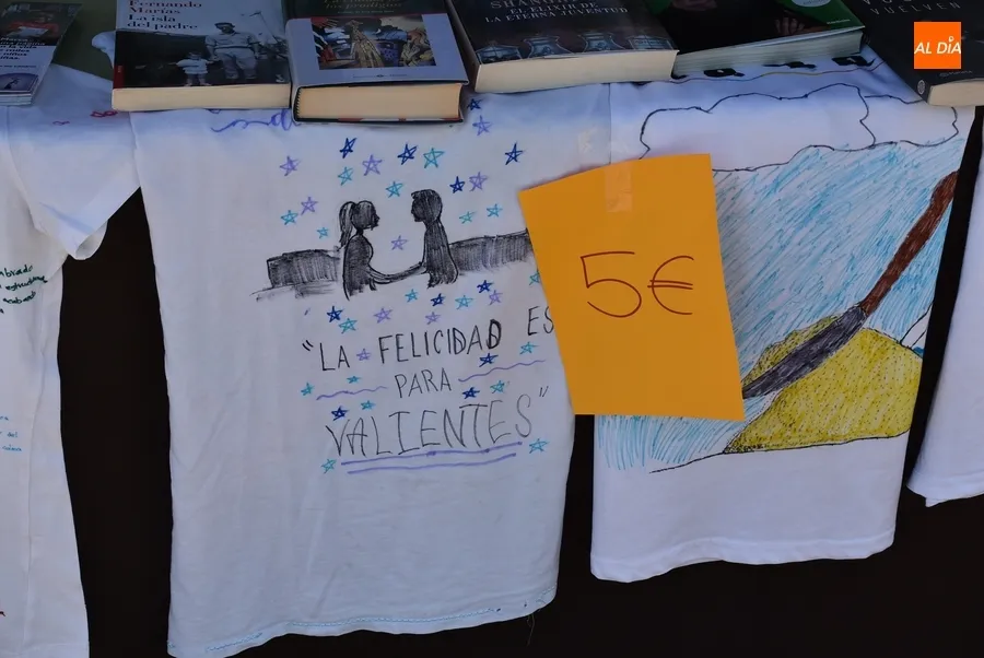 Foto 10 - El IES Tierra debuta en la Feria del Libro con un mercadillo con fines solidarios