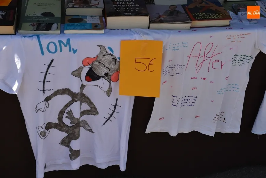 Foto 11 - El IES Tierra debuta en la Feria del Libro con un mercadillo con fines solidarios