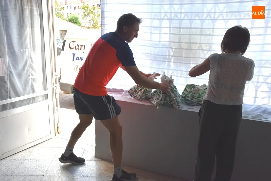 Foto 7 - La organizaci&oacute;n de la Media Marat&oacute;n prepara cerca de 500 bolsas del corredor