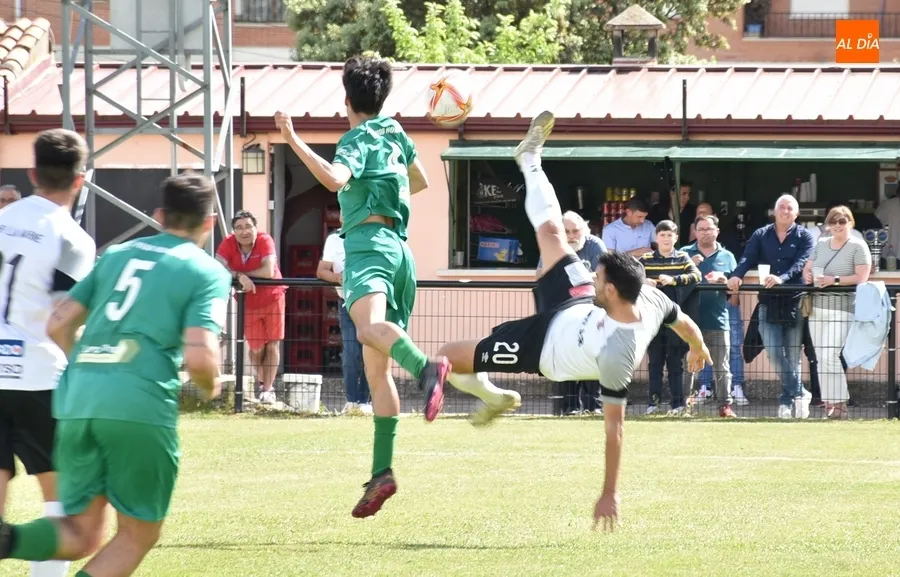 Foto 6 - El Ciudad Rodrigo sigue vivo repitiendo f&oacute;rmula: gol de Alberto Garc&iacute;a de penalty y porter&iacute;a a 0