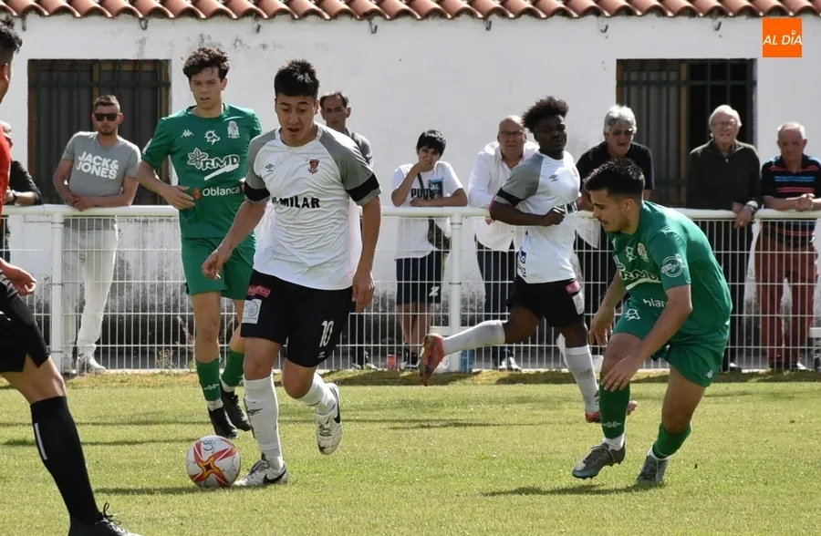 Foto 7 - El Ciudad Rodrigo sigue vivo repitiendo f&oacute;rmula: gol de Alberto Garc&iacute;a de penalty y porter&iacute;a a 0