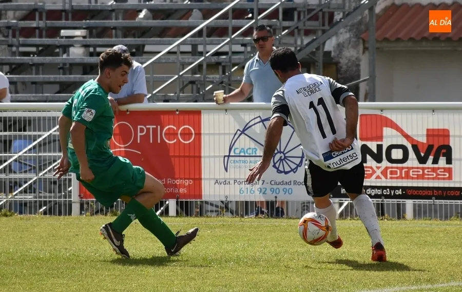 Foto 8 - El Ciudad Rodrigo sigue vivo repitiendo f&oacute;rmula: gol de Alberto Garc&iacute;a de penalty y porter&iacute;a a 0