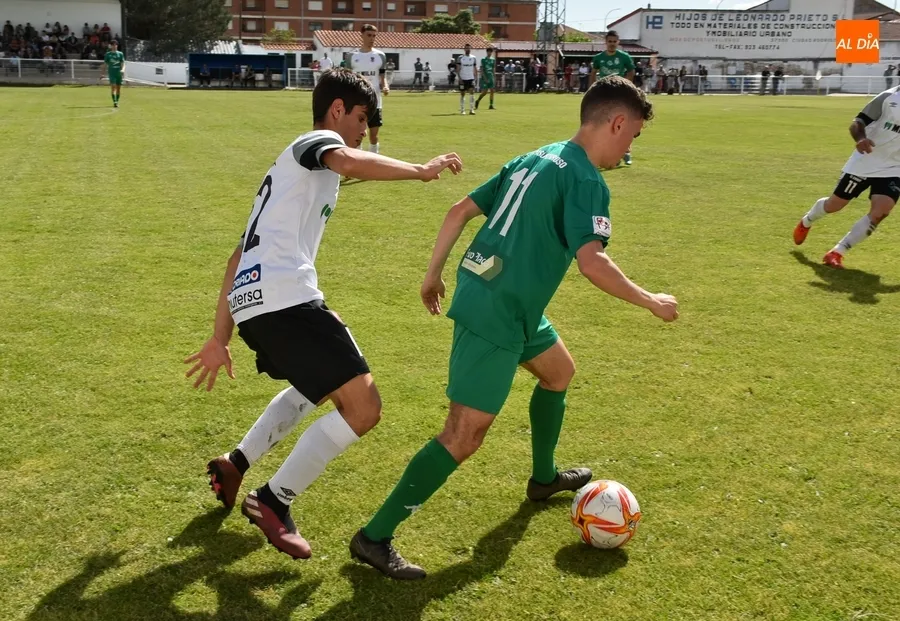 Foto 9 - El Ciudad Rodrigo sigue vivo repitiendo f&oacute;rmula: gol de Alberto Garc&iacute;a de penalty y porter&iacute;a a 0
