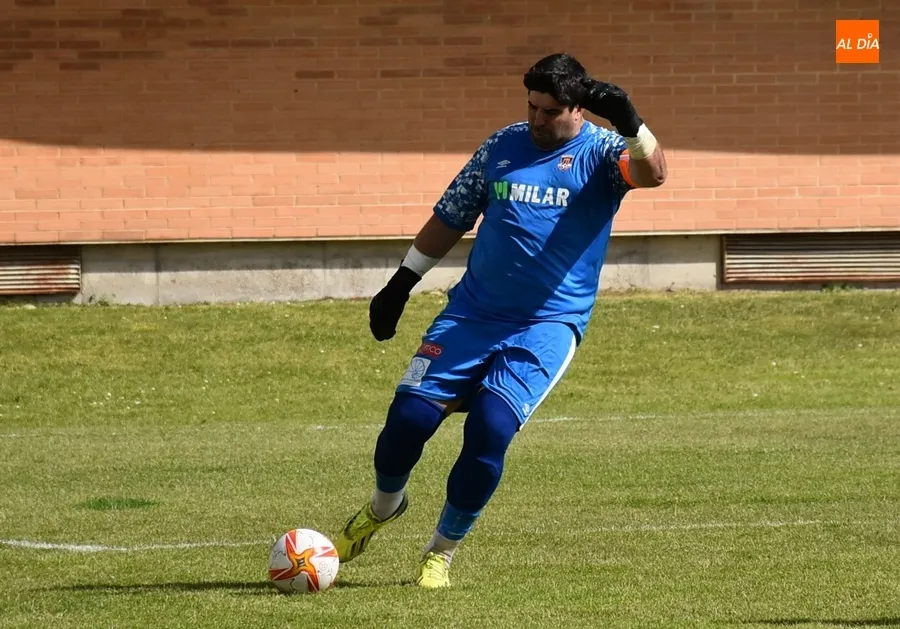 Foto 10 - El Ciudad Rodrigo sigue vivo repitiendo f&oacute;rmula: gol de Alberto Garc&iacute;a de penalty y porter&iacute;a a 0
