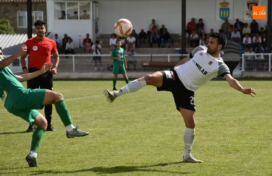 Foto 11 - El Ciudad Rodrigo sigue vivo repitiendo f&oacute;rmula: gol de Alberto Garc&iacute;a de penalty y porter&iacute;a a 0