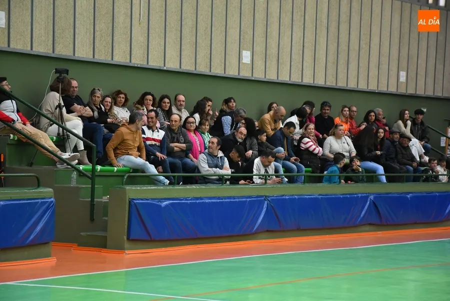 Foto 7 - El III Juvenil da con un gran trabajo coral un paso vital hacia la permanencia