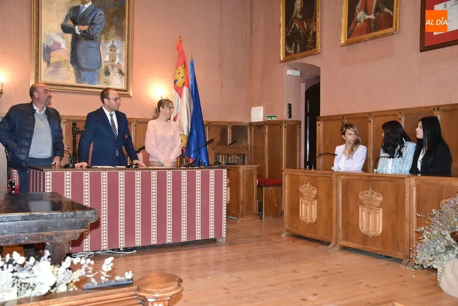 Foto 2 - Toman posesi&oacute;n las ganadoras de las 3 plazas de Administrativo en el Ayuntamiento mirobrigense