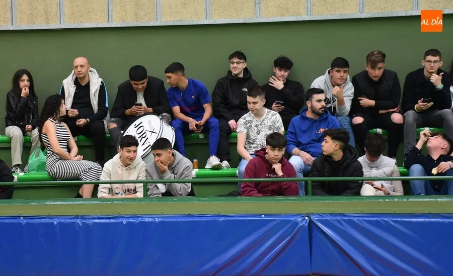 Foto 10 - El III Juvenil da con un gran trabajo coral un paso vital hacia la permanencia