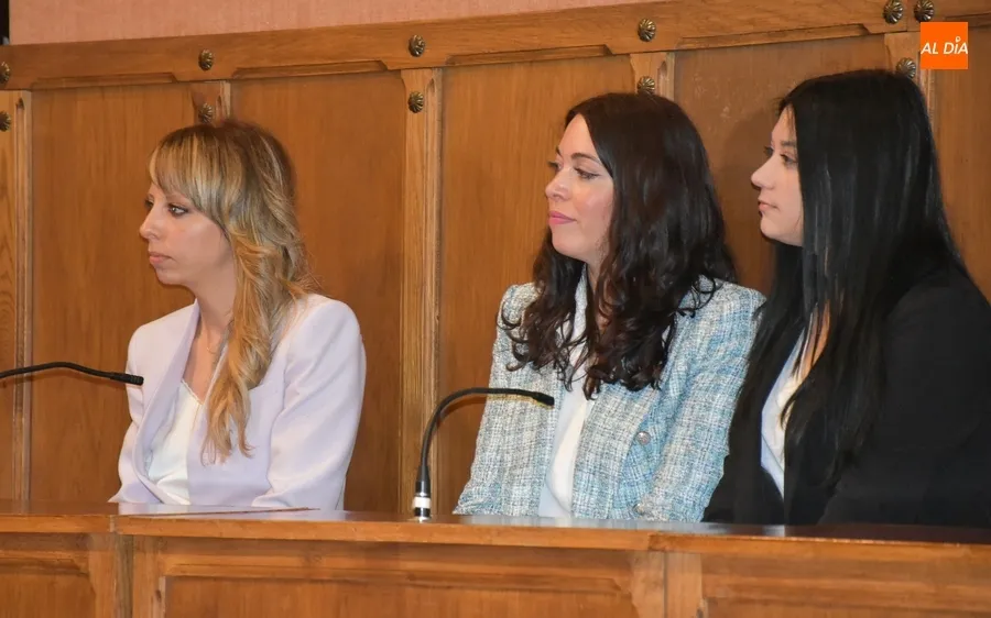Foto 4 - Toman posesi&oacute;n las ganadoras de las 3 plazas de Administrativo en el Ayuntamiento mirobrigense