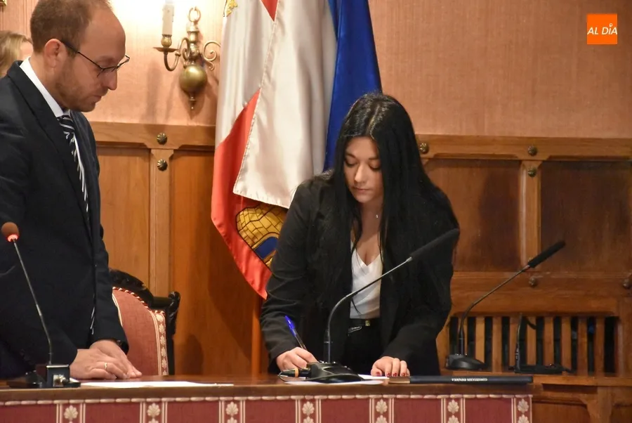 Foto 10 - Toman posesi&oacute;n las ganadoras de las 3 plazas de Administrativo en el Ayuntamiento mirobrigense