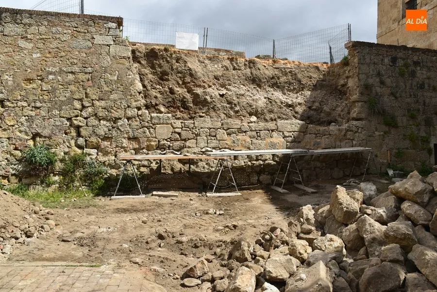 Foto 2 - En marcha la reconstrucci&oacute;n del muro derruido en la Plazuela de Herrasti