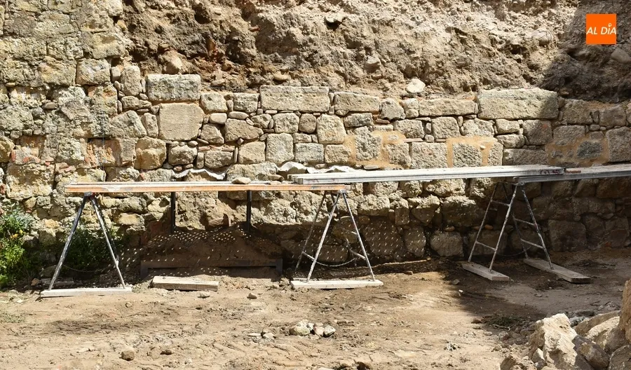 Foto 3 - En marcha la reconstrucci&oacute;n del muro derruido en la Plazuela de Herrasti