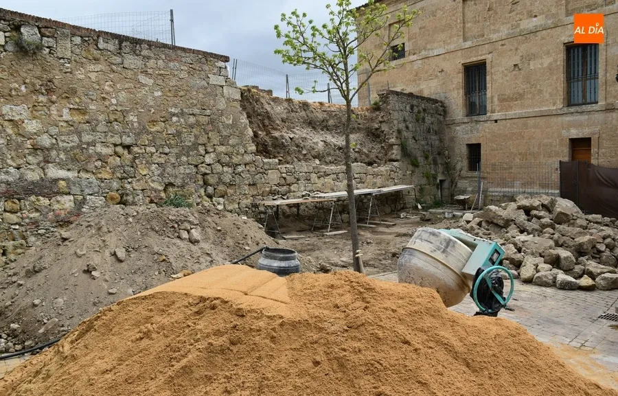 Foto 6 - En marcha la reconstrucci&oacute;n del muro derruido en la Plazuela de Herrasti