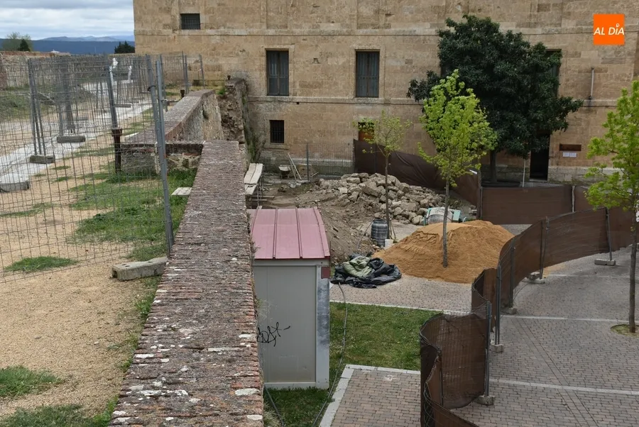 Foto 7 - En marcha la reconstrucci&oacute;n del muro derruido en la Plazuela de Herrasti