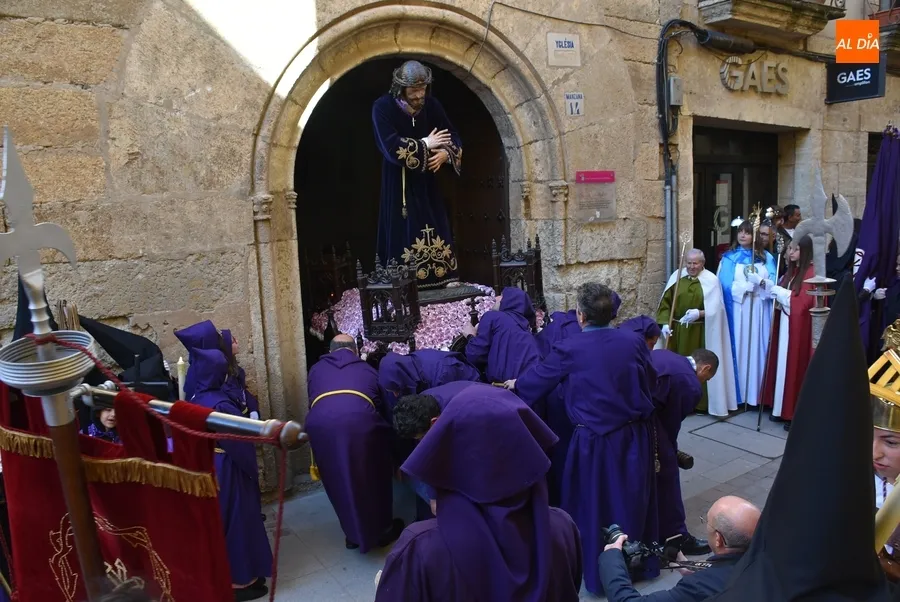 Foto 5 - El Nazareno y La Dolorosa se encuentran en una resplandeciente ma&ntilde;ana