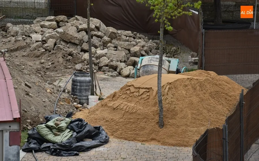 Foto 8 - En marcha la reconstrucci&oacute;n del muro derruido en la Plazuela de Herrasti