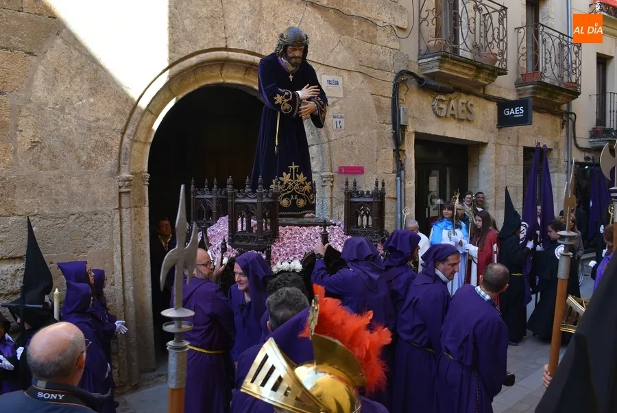 Foto 6 - El Nazareno y La Dolorosa se encuentran en una resplandeciente ma&ntilde;ana