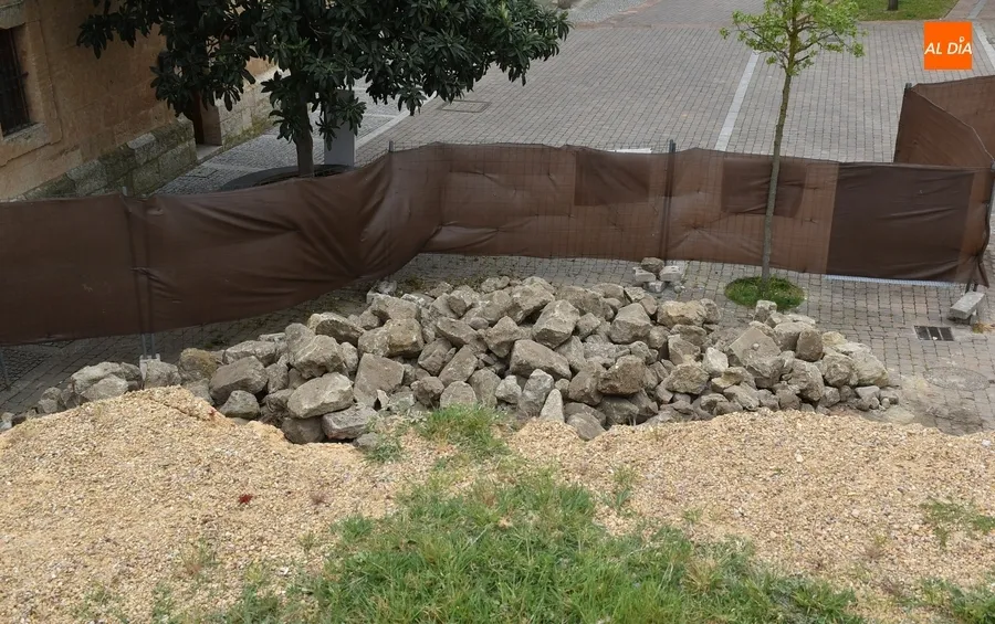 Foto 9 - En marcha la reconstrucci&oacute;n del muro derruido en la Plazuela de Herrasti