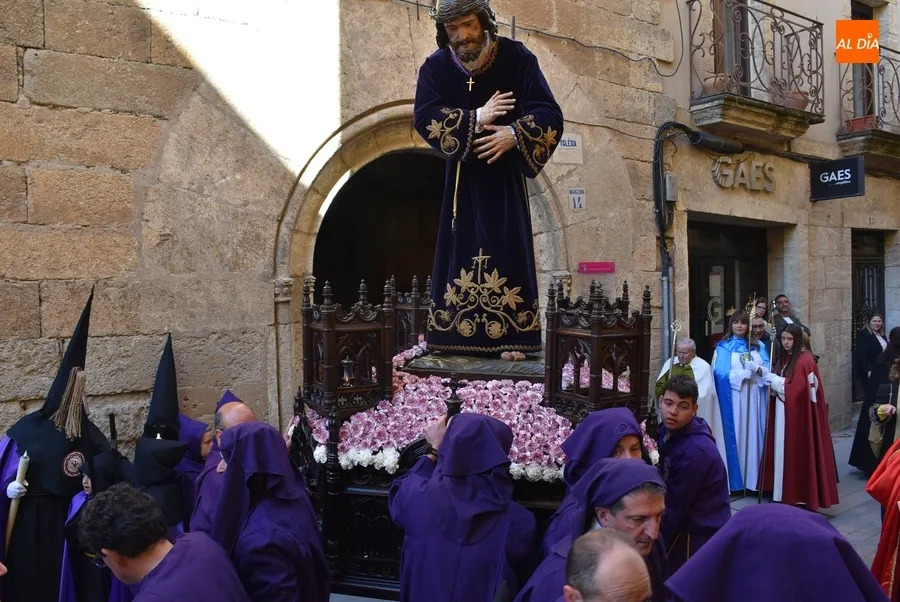 Foto 7 - El Nazareno y La Dolorosa se encuentran en una resplandeciente ma&ntilde;ana