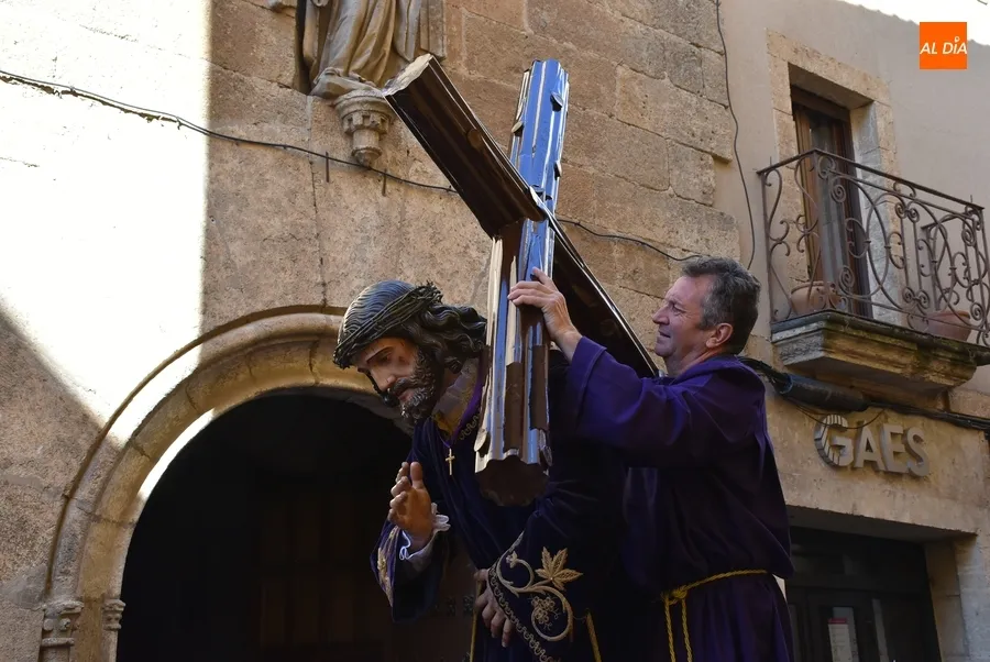 Foto 8 - El Nazareno y La Dolorosa se encuentran en una resplandeciente ma&ntilde;ana