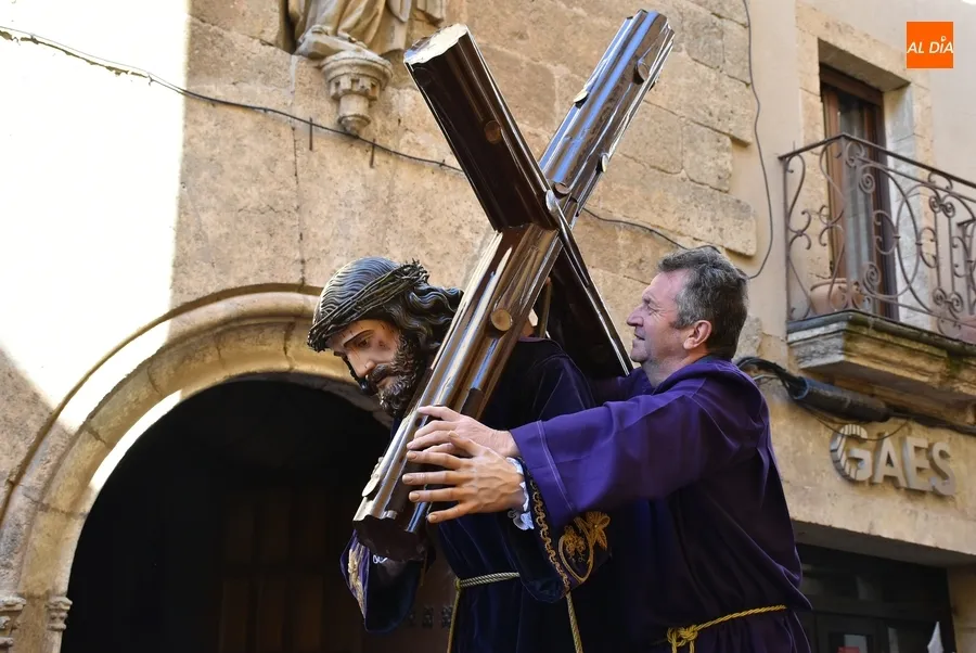 Foto 9 - El Nazareno y La Dolorosa se encuentran en una resplandeciente ma&ntilde;ana