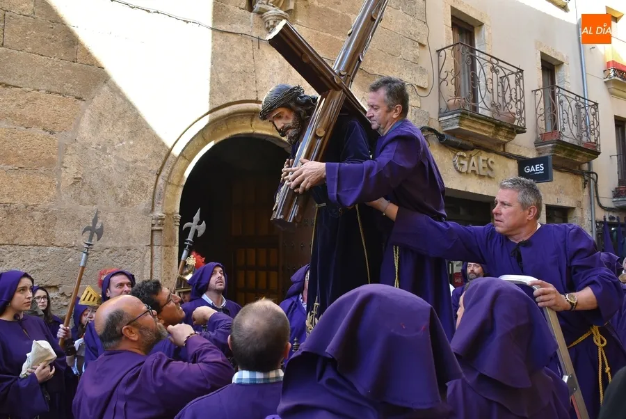 Foto 10 - El Nazareno y La Dolorosa se encuentran en una resplandeciente ma&ntilde;ana
