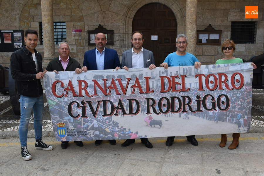 Foto 1 - Rumbo a las plazas taurinas de Francia una pancarta promocional del Carnaval del Toro