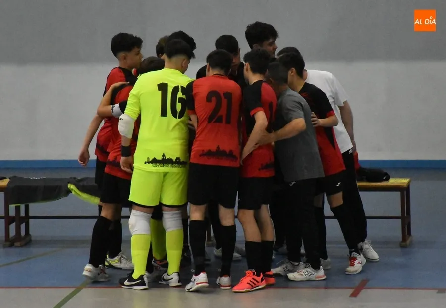 Foto 4 - El III Cadete A acaba ganando con claridad a La Amistad tras costarle abrir la lata