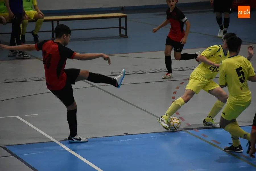 Foto 8 - El III Cadete A acaba ganando con claridad a La Amistad tras costarle abrir la lata