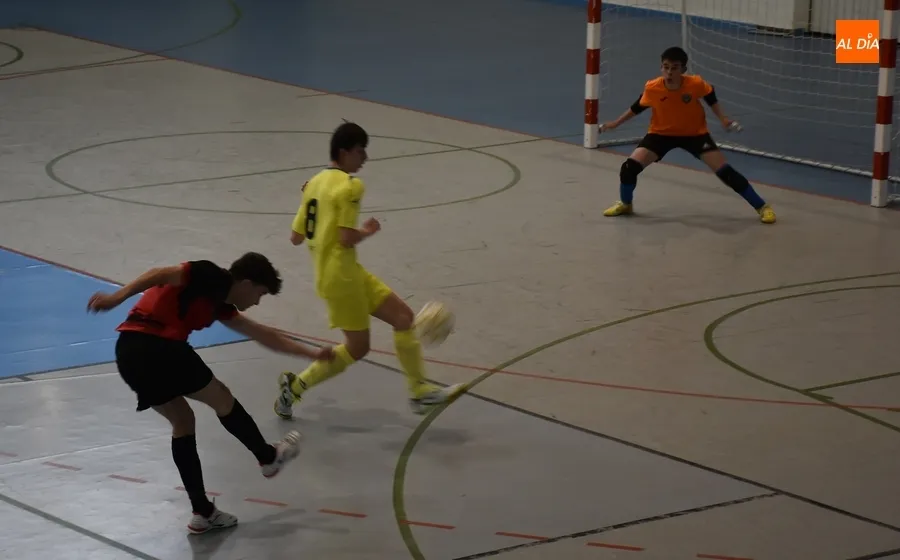 Foto 10 - El III Cadete A acaba ganando con claridad a La Amistad tras costarle abrir la lata